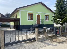 AJO Vienna Ambassador Family House with Free Parking, cottage in Wenen