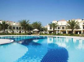 Cozy Villa with Pool Access, golf hotel in Ras al Khaimah