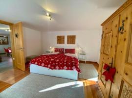 70 qm trendig und komfortabel in Engadiner Haus - ENGADIN HOLIDAYS, khách sạn ở Guarda