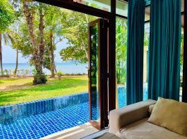 Amatapura Beachfront Villa 14, SHA Certified, hotel in Ao Nam Mao