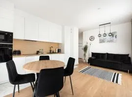 Brzeziny Deluxe Apartment by BookingHost