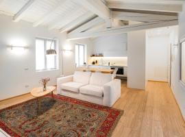 White Moon crema & Parking, apartment in Crema