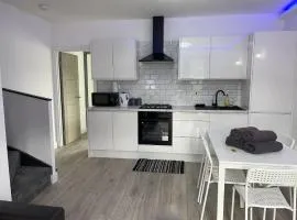 Apartment - Sleeps up to 5 & on-street parking