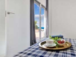 OCEAN ROCK Apartment, HEATED POOL, Wi Fi, Smart TV, self catering accommodation in Acantilado de los Gigantes