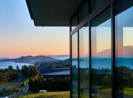 ONYX HOUSE - Wainui Beach, hotel dengan hot tub di Gisborne