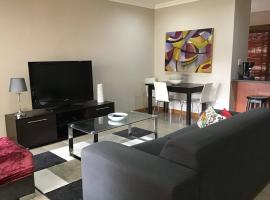 Cozy 2BR 2BR Townhouse Netflix Private Parking Great Location, hotel v destinaci Bloemfontein