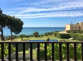 AT084 Piscina compartida con 3 casas y vistas al mar