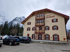 Villaggio Turistico Ploner - nel cuore delle Dolomiti tra Cortina e Dobbiaco – hotel w mieście Dobbiaco