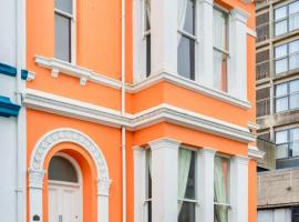 Plymouth Hoe - Beautiful 5 Bedroom Victorian House - Central Location, hotel in Plymouth
