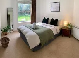 Peaceful Garden View Apt. close to Central London