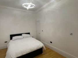 VIP penthouse own bathroom one bedroom on suite, habitación en casa particular en Wolverhampton