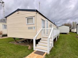 Great Caravan With Wifi And Decking At Dovercourt Holiday Park Ref 44006c, glamping a Great Oakley