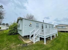 Lovely Caravan With Decking And Outside Furniture At Broadland Sands Ref 20113bs, hotel que acepta mascotas en Hopton on Sea