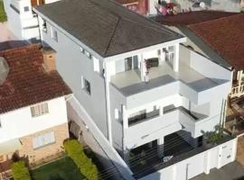Casa aconchegante e confortável para 20 pessoas, khách sạn ở São Lourenço
