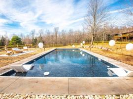 Luxury Mountain Mansion Huge Pool, Sauna, 7000sqft, hotel com piscinas em Windham