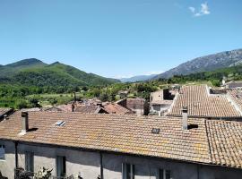 Studio cosy duplex dans château médiéval，Le Poujol-sur-Orb的公寓