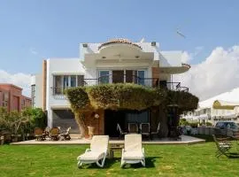 7-BR BeachFront Red Sea Villa Perfect for Groups
