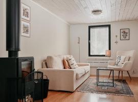 Luxurious red cottage with wood stove near lake, hotel v destinaci Nye
