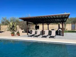 Cave Creek Pool House: Spacious home, backyard oasis, putting green, private pool and hot tub