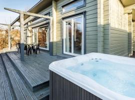 Roydon Marina - Lodge 8 - Hot Tub - Pet Friendly，羅伊登的飯店
