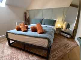 The Mews - Worcester City - House - Gated - Self Check In - Free WIFI - 2 Doubles - Sleeps 6 - Free Nearby Parking, hotel in Worcester