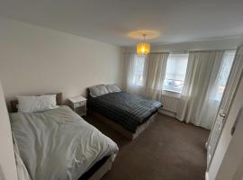 Modern 3 Bedroom House Close to Liverpool Centre, хотел в West Derby