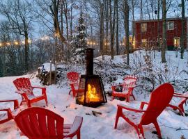 Nature retreat with HOT TUB and lake access & watercraft, hotel v destinaci Saint Adolphe D'Howard