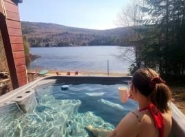 Lake retreat with HOT TUB with watercrafts and POOL table, feriehus i Saint-Donat-de-Montcalm