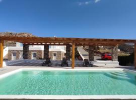 Dual Apts with Pool Ideal for 10 Guests in Mykonos, hotel with parking in Plintri