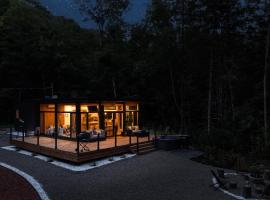 Starry Tremblant l Design Glass View Cabin Spa Lake, hytte i Saint-Rémi-dʼAmherst