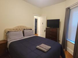 Chateau de Woodlawn - Room I - La Tour Eiffel, bed and breakfast i Chicago