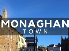 Monaghan Town House sleeps 12 5 mins walk to Town Centre, cabana o cottage a Monaghan