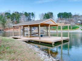 Goodview Lake House with Boat Dock, Kayaks and Views!, sumarhús í Moneta