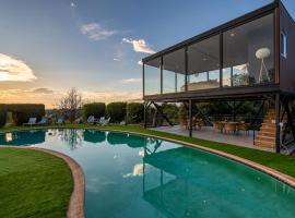 Spectacular mansion with amazing views, hotell med pool i Covina