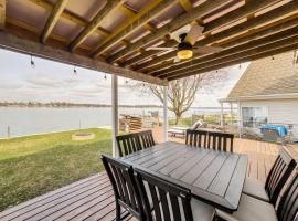 Shelbyville Lakefront Home with Furnished Patio!, vila di Shelbyville