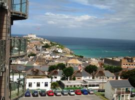 Dog-Friendly Super Apartment with Sea View & Pool, hotel in Newquay