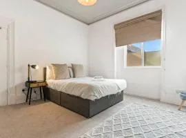 Station Retreat - Central Location - Free Parking, FastWifi, SmartTV with Netflix by Yoko Property
