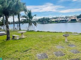 Cozy lakeside suite with private bath & entrance, hotel en Pembroke Pines