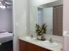 Beautiful private Room near Airport, guest house in Brampton