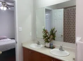 Beautiful private Room near Toronto pearson Airport