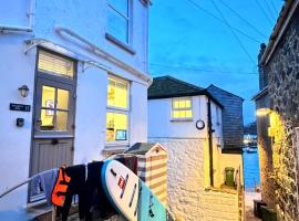 SMUGGLERS HIDE and SMUGGLERS CABIN a 2023 GLOBAL AWARD REFURBISHMENT WINNER - a cosy 2 BEDROOM FISHERMANS COTTAGE with HARBOUR VIEWS and an ADDITIONAL private entrance 1 BED STUDIO only 10 Metres To Sea Front - BOOK BOTH FOR THE ENTIRE 3 BEDROOM COTTAGE，聖艾夫斯的飯店