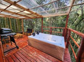 Cabaña en Medio del Bosque con Jacuzzi - Santa Elena، فندق في سانتا إيلينا