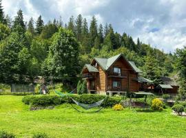 Комплекс котеджів "Під лісом", hotel in Mykulychyn