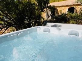 La grange des amoureux piscine jacuzzi et massages、ル・ボーセのホテル