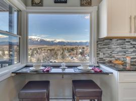 Updated Mountain-View Getaway with Private Hot Tub!: Eureka şehrinde bir otel