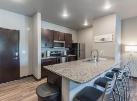 Spacious 2BR Suite Plus Patio Near Iowa State, hotel in Ames