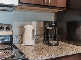 Spacious 2BR Suite Plus Patio Near Iowa State, hotel v destinaci Ames