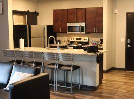 Spacious 2BR Suite Plus Patio Near Iowa State, hotel u gradu Ejms