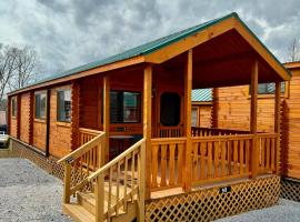 1 Bedroom Log Cabin on Lake James-Private Resort Amenities, hotel v destinácii Marion