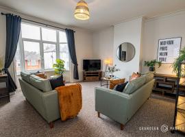 New! Stylish 2 bed flat with parking near beach - Parkstone Central, apartman Parkstone-ban